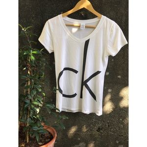 3/$30🌿 Calvin Klein T Shirt